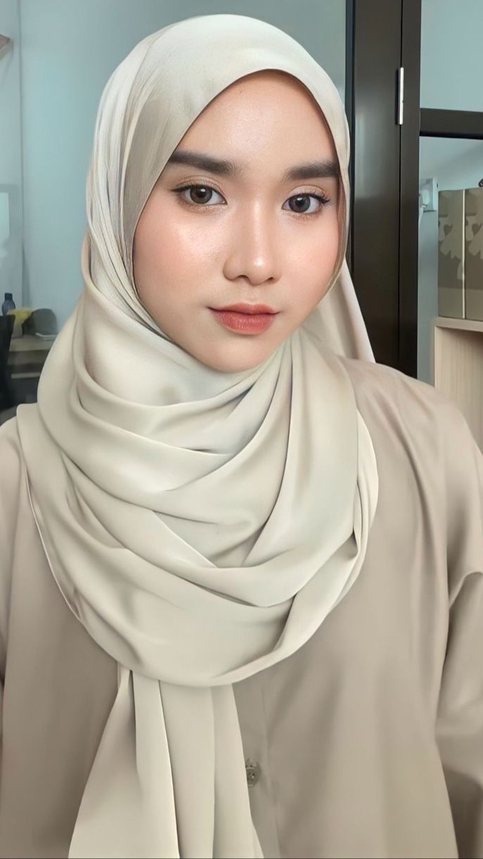 Tips dan Trik Pakai Hijab Satin, Dijamin Anti Licin