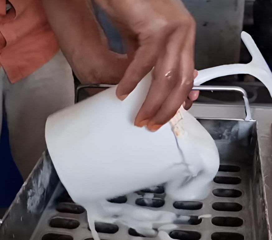 Es Krim India Ini dari Luar Terlihat Menyegarkan, Pas Tahu Proses Pembuatan di Pabriknya Rasa Haus Langsung Hilang