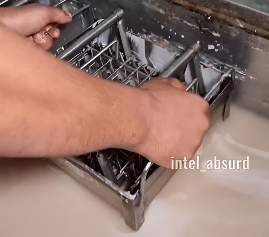 Es Krim India Ini dari Luar Terlihat Menyegarkan, Pas Tahu Proses Pembuatan di Pabriknya Rasa Haus Langsung Hilang
