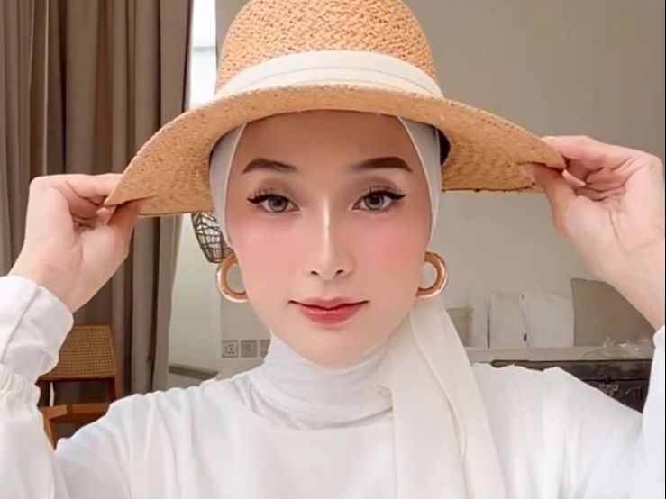 Model Hijab Turban Stylish untuk Liburan ke Pantai