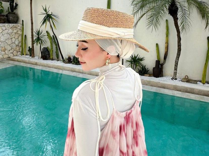 Model Hijab Turban Stylish untuk Liburan ke Pantai