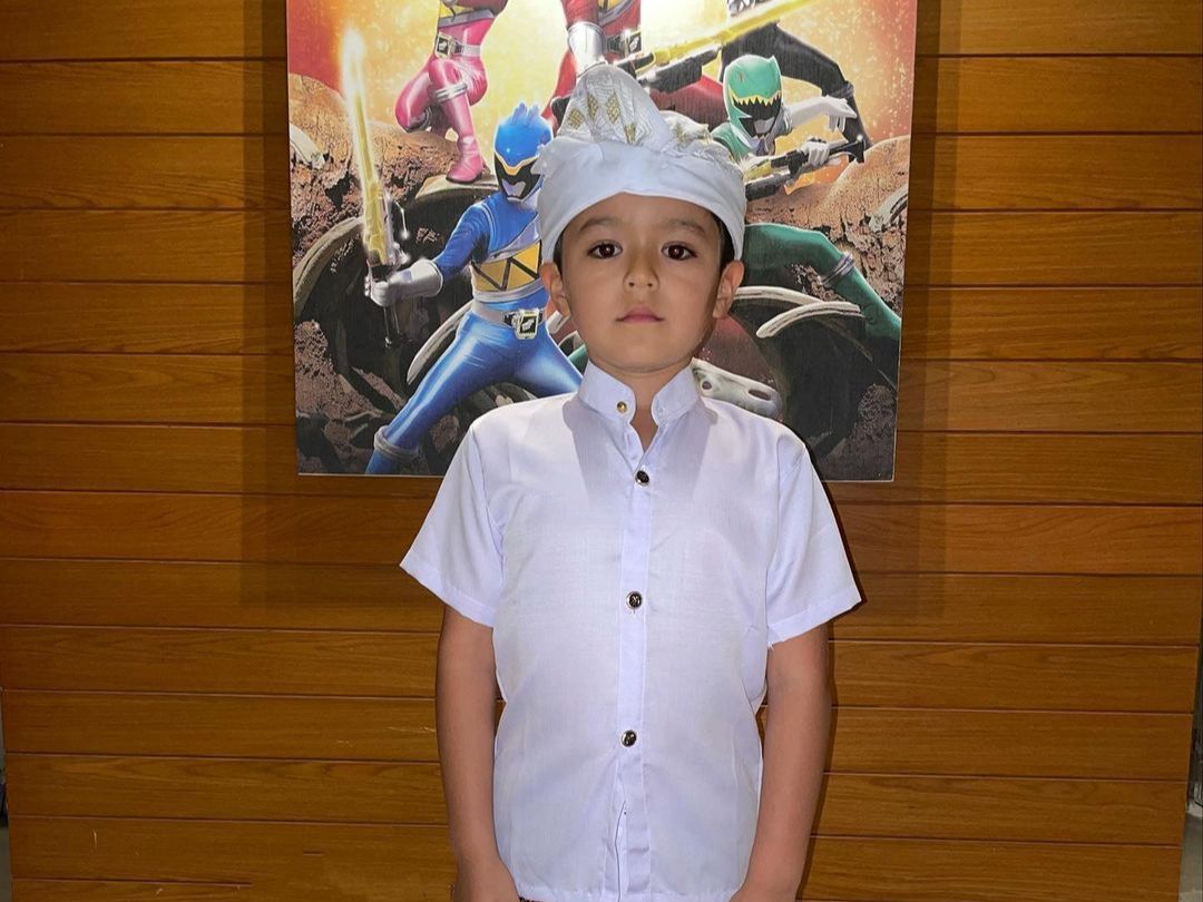 Potret Lucu El Barack Jajan Tahu Gejrot di Pinggir Jalan