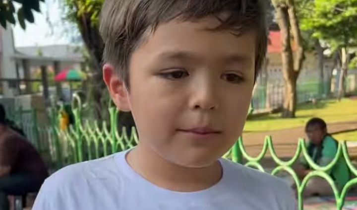 Pakai Kaus dan Celana Pendek