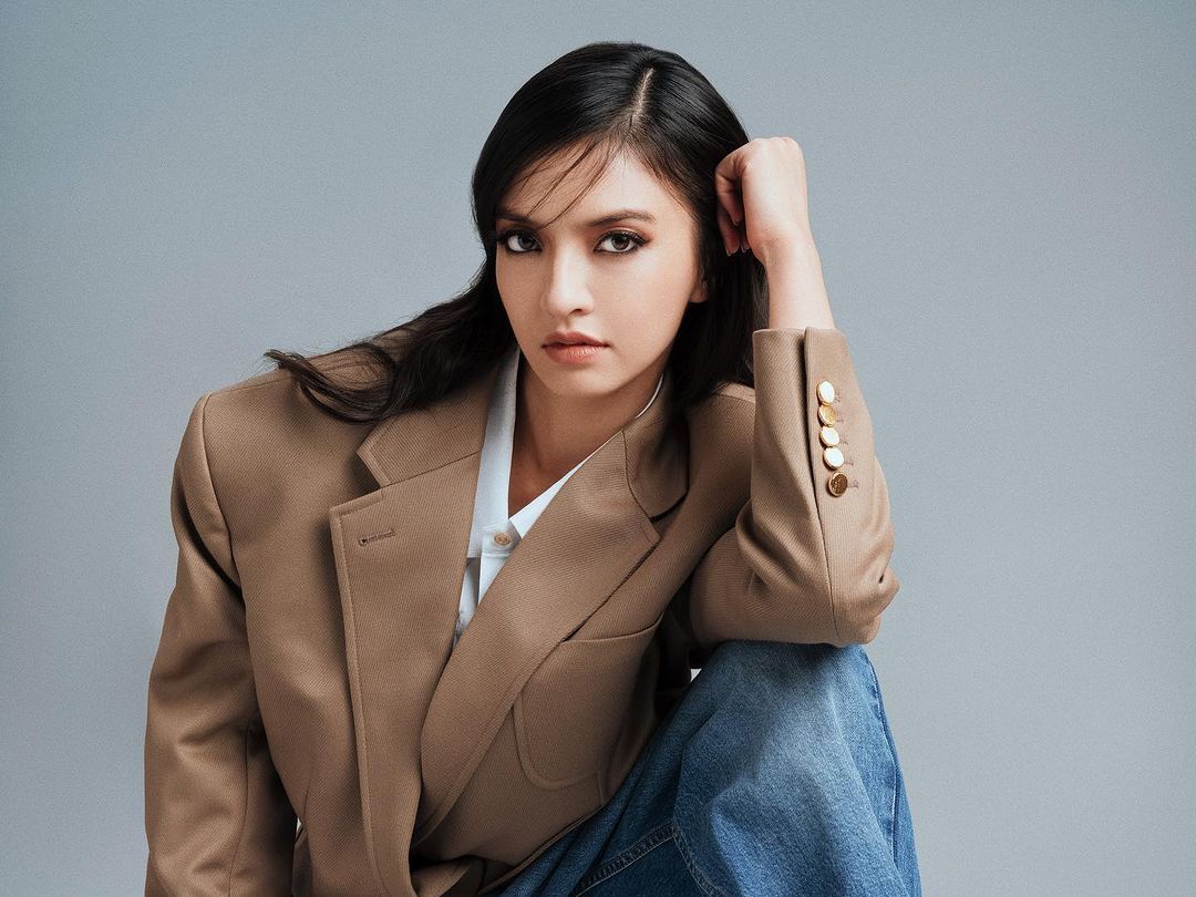 Style Unik Raline Shah dengan Blazer Oversize