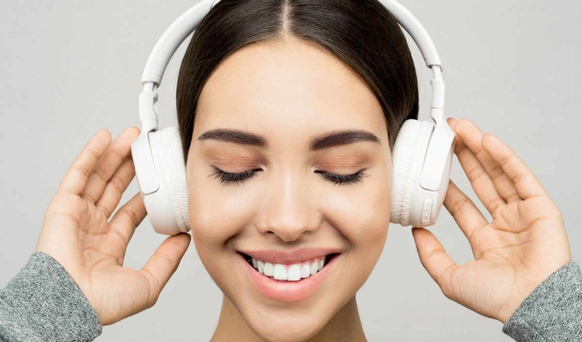 2. Dengarkan Berbagai Jenis Musik