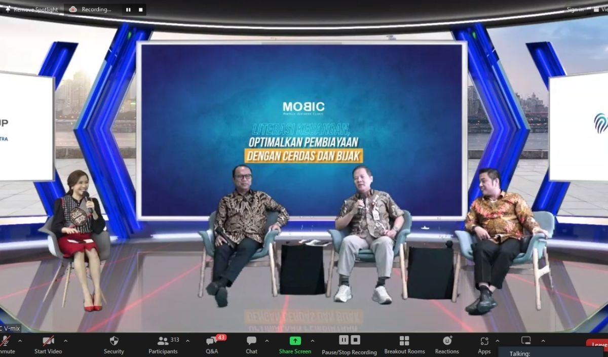 Jadi sudah ada 2.040 pelajar yang kita berikan literasi keuangan, terus dari sisi pelaku UMKM, ada 734 pelaku UMKM yang kita berikan dana bergulir untuk pengembangan usahanya. Temasuk terhadap guru-guru, kita melakukan pelatihan terkait literasi keuangan