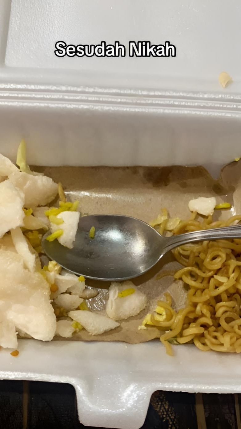 Kini, wanita 28 tahun itu lebih sering menyantap makanan buatan penjual kaki lima yang dibungkus kertas nasi dan styrofoam.