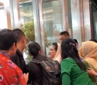 Momen Gemas Ibu Negara Iriana Ngeprank Paspampres, Netizen Ikutan Ngakak