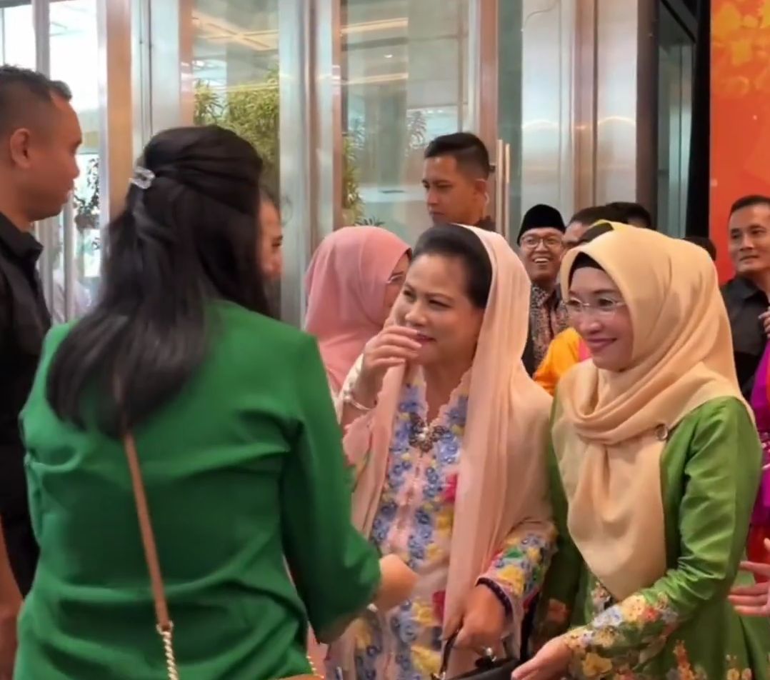 Momen Gemas Ibu Negara Iriana Ngeprank Paspampres, Netizen Ikutan Ngakak