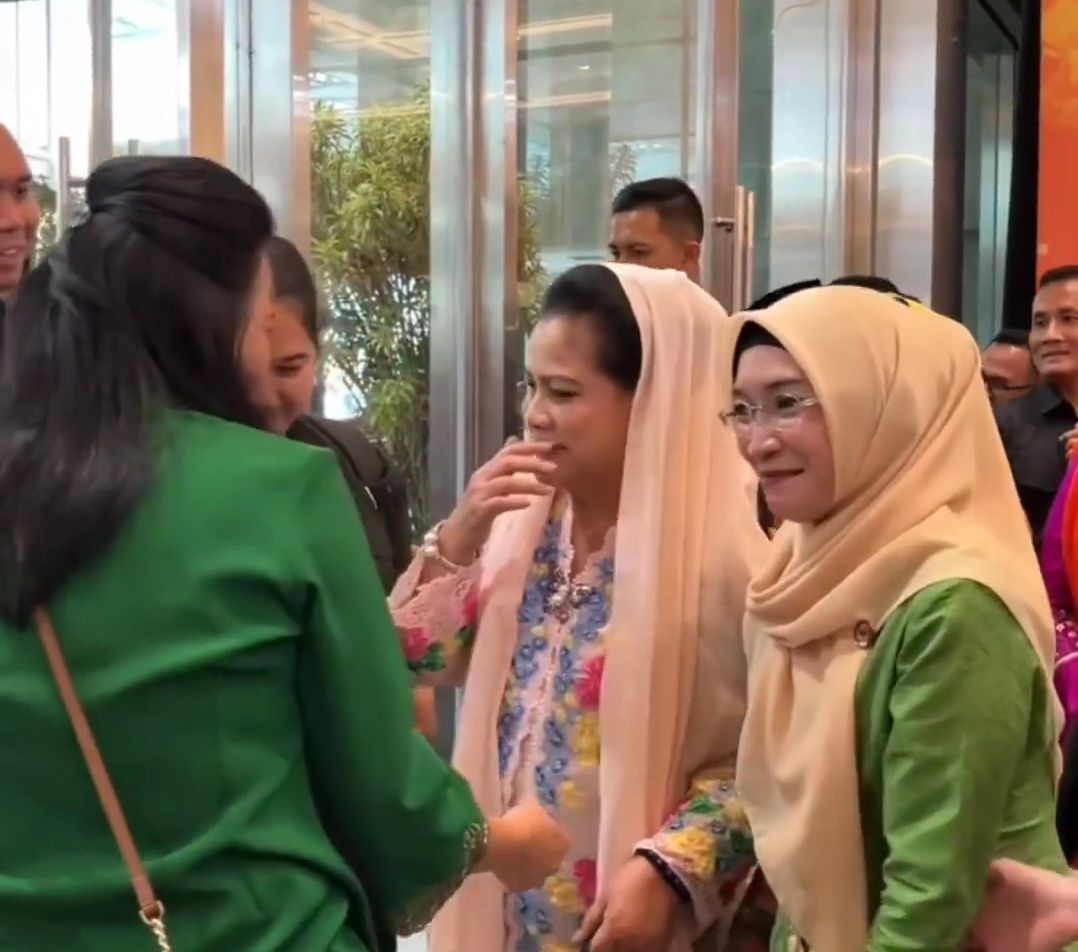 Momen Gemas Ibu Negara Iriana Ngeprank Paspampres, Netizen Ikutan Ngakak