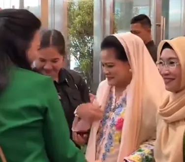 Momen Gemas Ibu Negara Iriana Ngeprank Paspampres, Netizen Ikutan Ngakak
