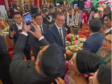 Momen Kocak Ridwan Kamil 'Digeruduk' Selfie Emak-Emak di Kondangan Anak Hotman Paris, Ngakak Lihat Caranya Kabur