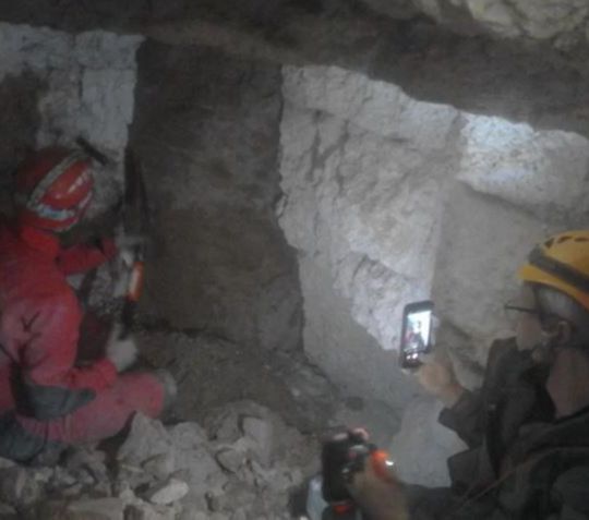 Gua kuno dari zaman es ini terbentuk akibat dari pelarutan batuan dasar oleh air tanah. Gua-gua semacam ini disebut sebagai gua-gua solusional.<br>