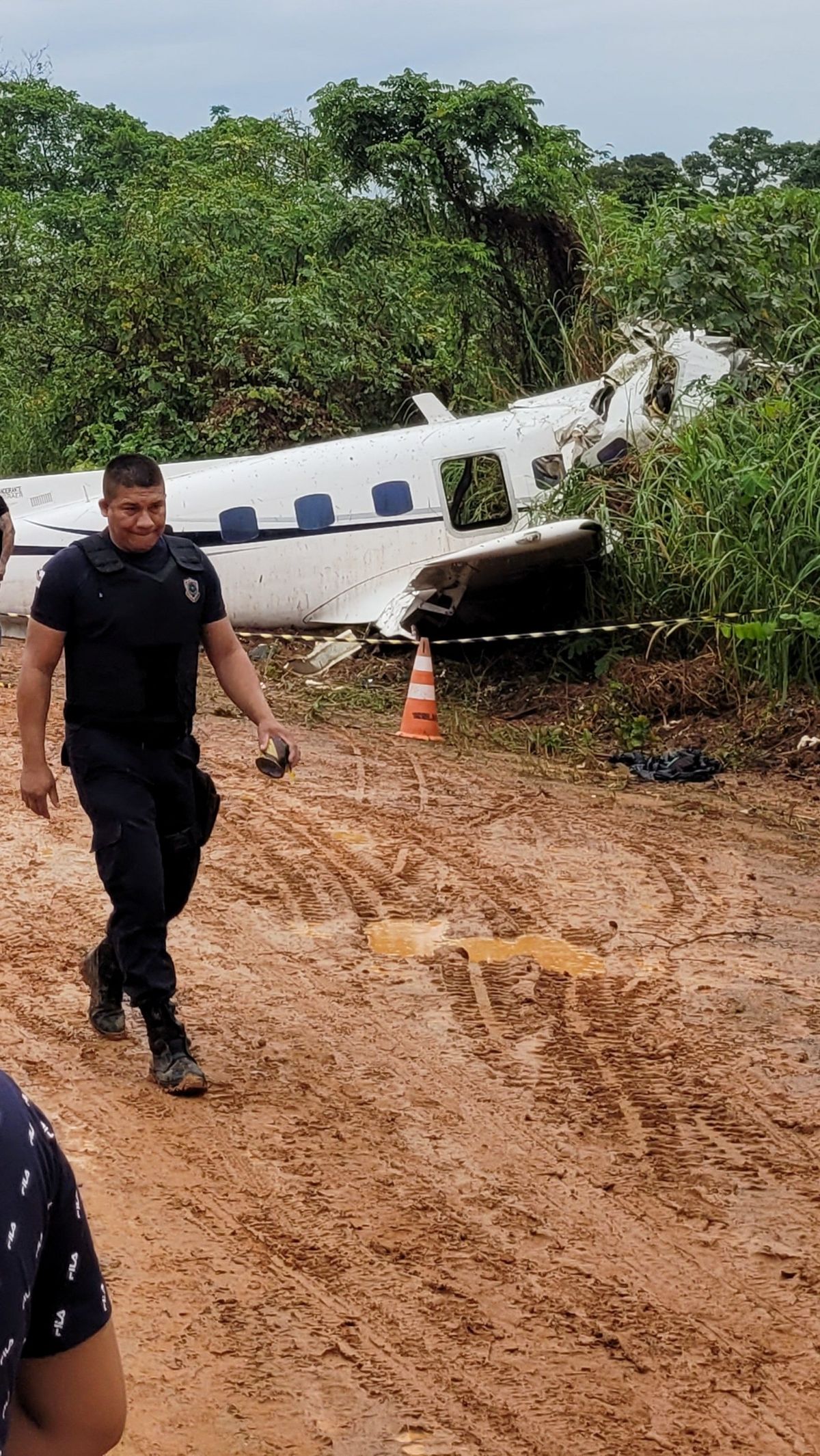 Dalam wawancara dengan surat kabar O Globo, Gubernur Lima mengatakan bahwa jenazah telah dikeluarkan dari pesawat dan korbannya adalah turis Brasil.<br>