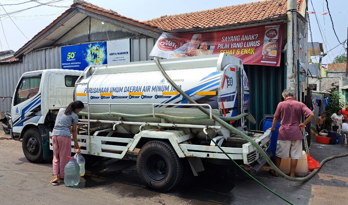 Merdeka.com juga sempat bertemu dengan Desi, warga RT 005. Dia tengah membeli air tanah dari tetangganya di RT 006. Air tanah tersebut dijual seharga Rp5.000 per lima jeriken.<br>