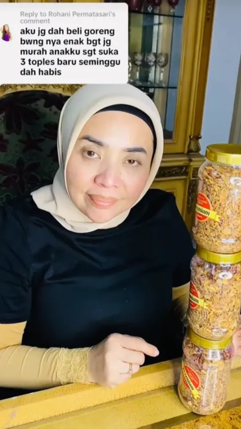 Potret Muzdalifah Jualan Bawang Goreng, Harganya Disorot Kelewat Murah