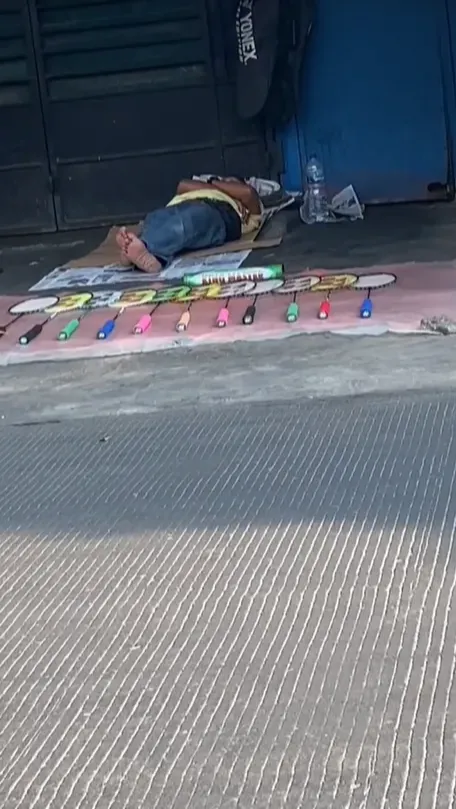 Momen Sopir Ojol Nangis Lihat Kakek Penjual Raket yang Tertidur, Ternyata Seharian Belum Laku Satupun