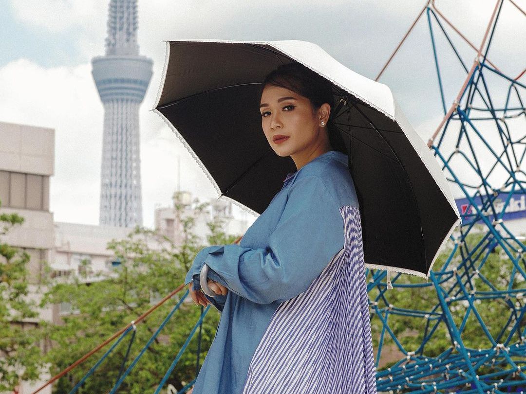Pose Galak tapi Stylish Nagita di Pinggir Jalan, Pamerkan Outfit Playful