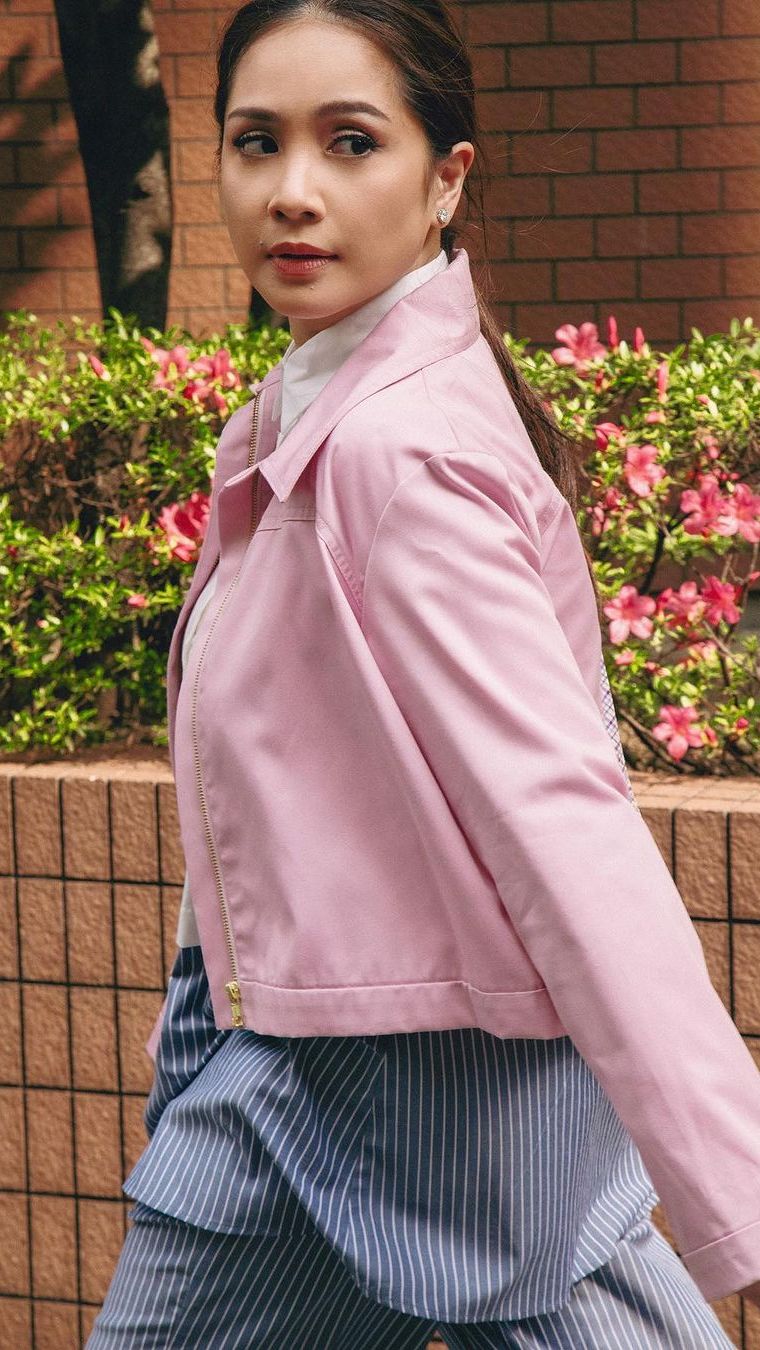Pose Galak tapi Stylish Nagita di Pinggir Jalan, Pamerkan Outfit Playful