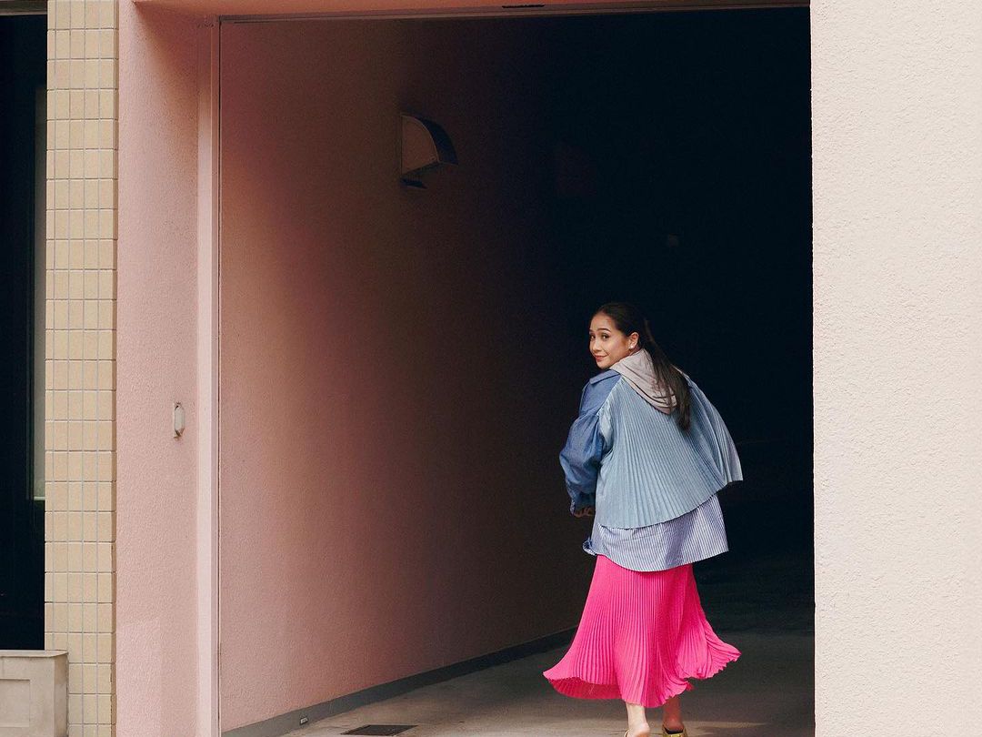Pose Galak tapi Stylish Nagita di Pinggir Jalan, Pamerkan Outfit Playful