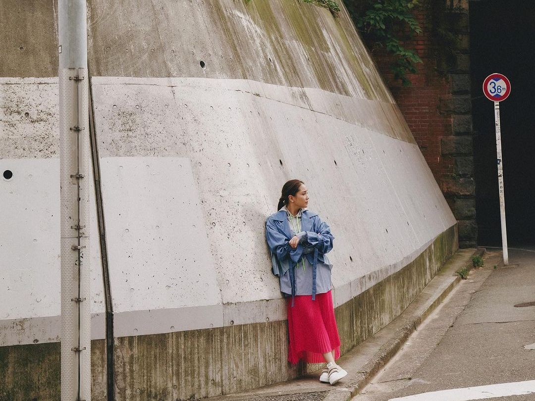 Pose Galak tapi Stylish Nagita di Pinggir Jalan, Pamerkan Outfit Playful