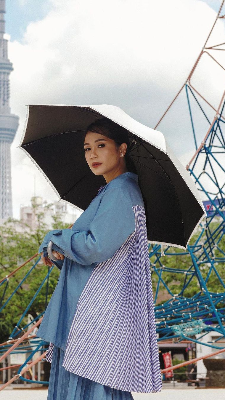 Pose Galak tapi Stylish Nagita di Pinggir Jalan, Pamerkan Outfit Playful