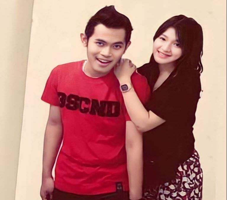 Gilang Juragan 99 Pamer Foto Jadul Awal Jadian, Wajah Istri Shandy Purnamasari Disorot