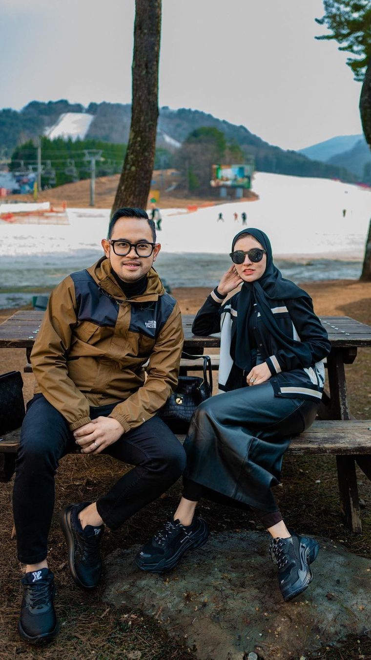 Gilang Juragan 99 Pamer Foto Jadul Awal Jadian, Wajah Istri Shandy Purnamasari Disorot