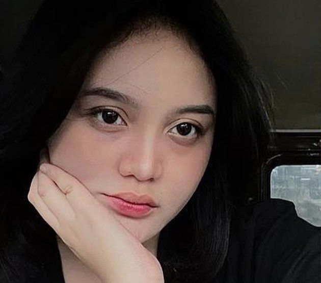 Potret Tia Septiana Anak Mandra yang Jarang Tersorot, Paras Cantiknya Manglingi Banget!