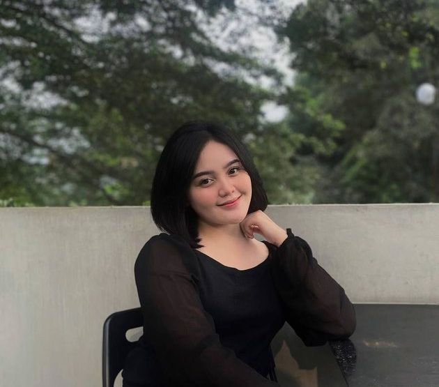 Potret Tia Septiana Anak Mandra yang Jarang Tersorot, Paras Cantiknya Manglingi Banget!