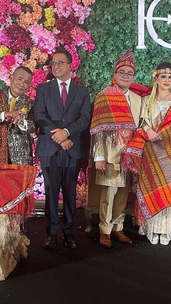 Intip Souvenir Pernikahan Anak Hotman Paris, Isinya Gak Kaleng-kaleng!