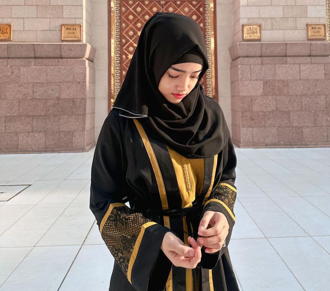 Potret Fuji Tampil Anggun dalam Balutan Hijab, Adem Ngeliatnya