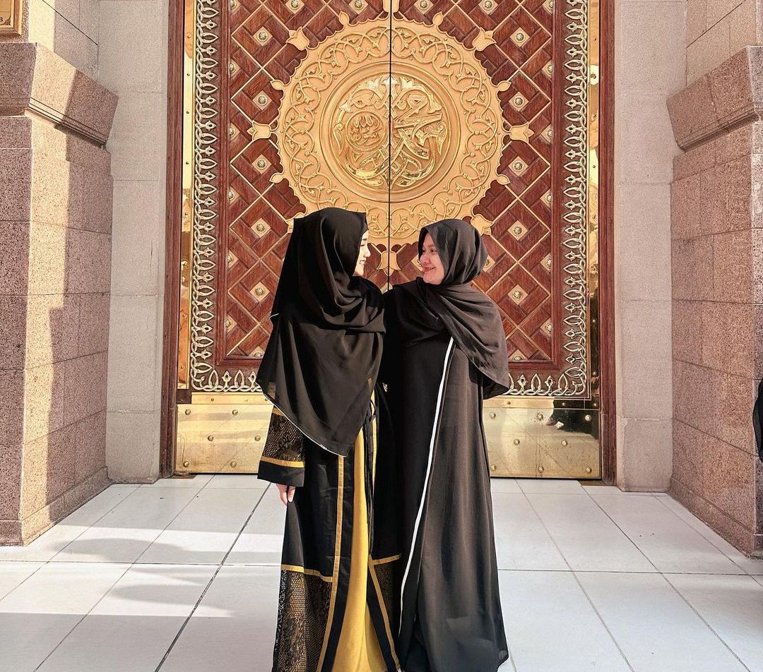 Potret Fuji Tampil Anggun dalam Balutan Hijab, Adem Ngeliatnya