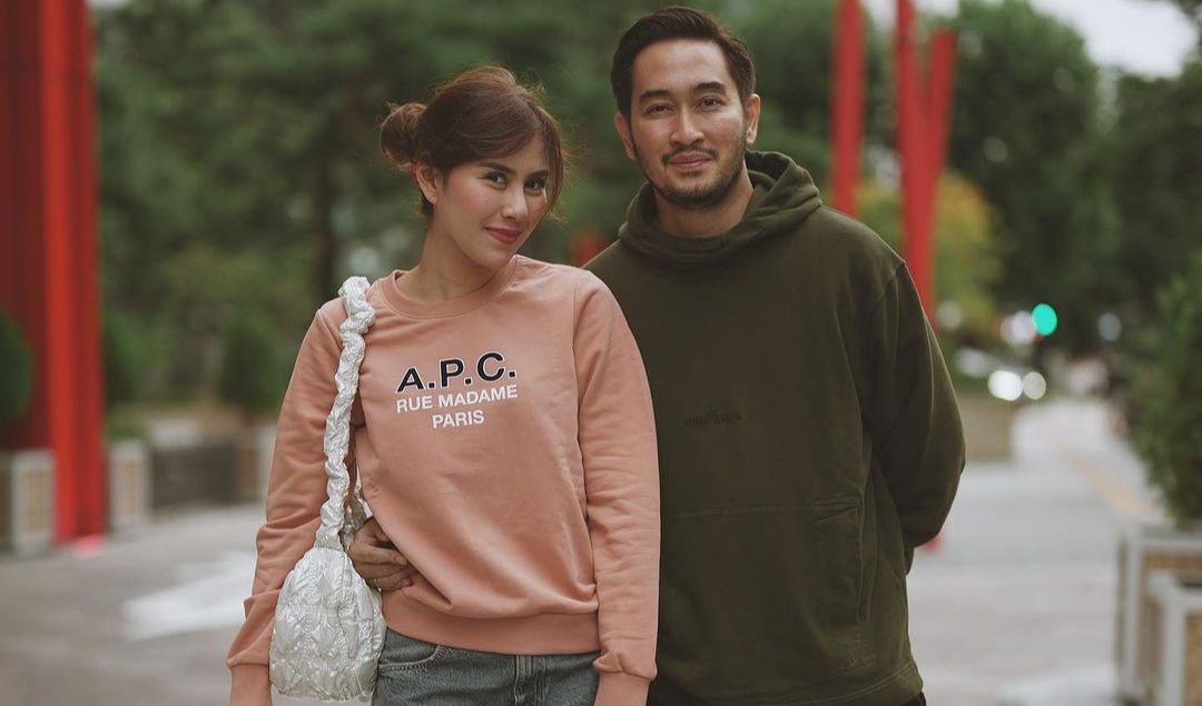 <b>Upload Foto Mesra dengan Caption Romantis</b>