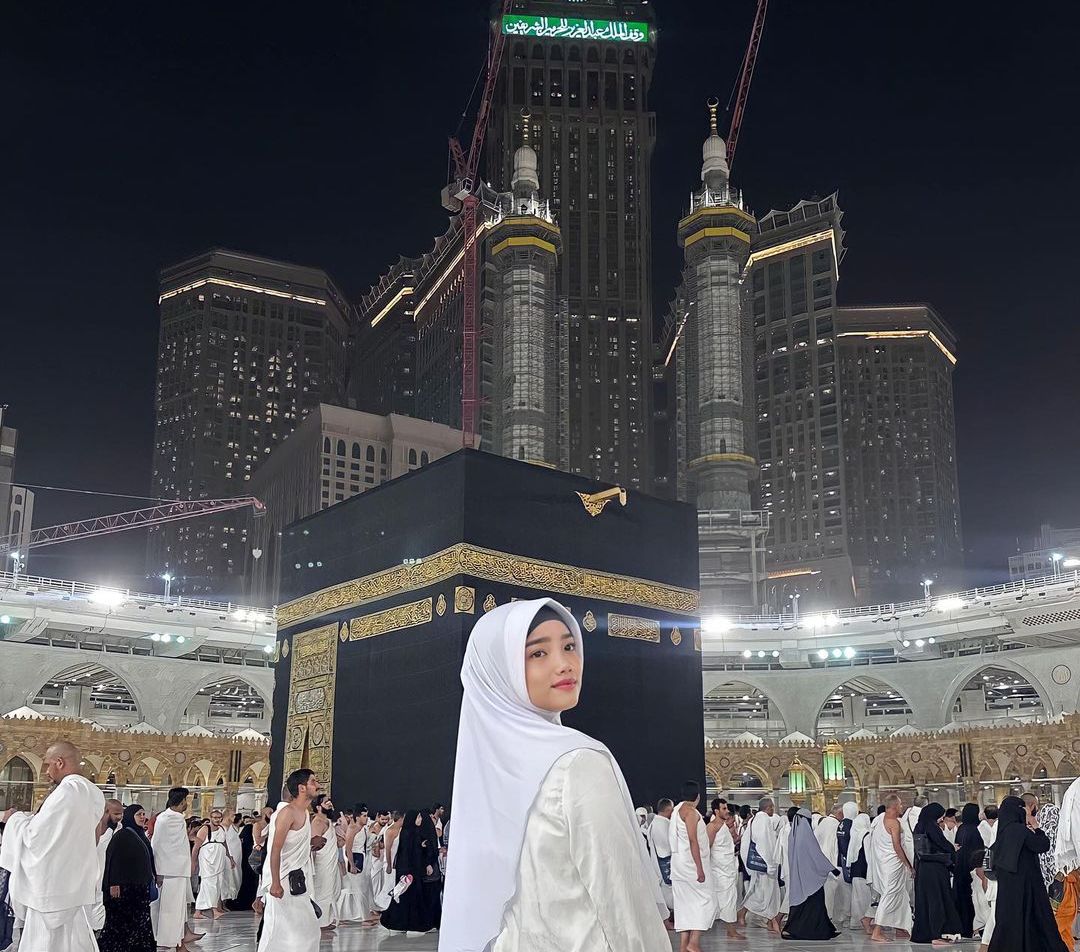 Potret Fuji Tampil Anggun dalam Balutan Hijab, Adem Ngeliatnya
