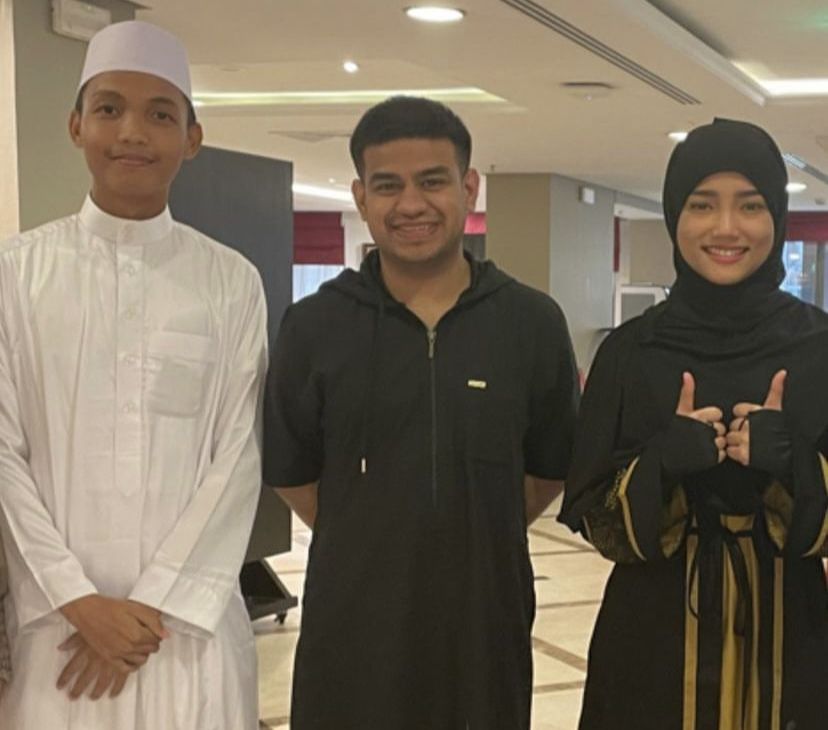 Potret Fuji Tampil Anggun dalam Balutan Hijab, Adem Ngeliatnya