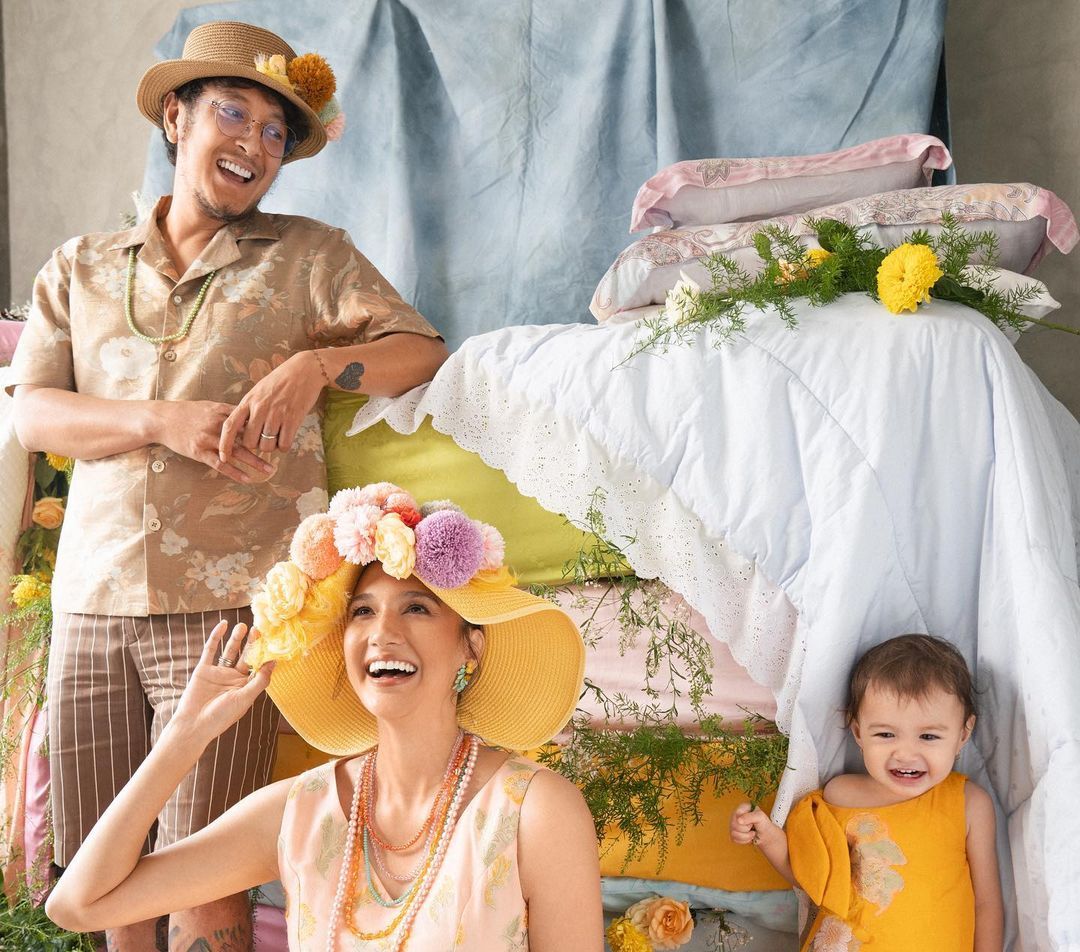 Maternity Shoot Unik Nadine Chandrawinata, Pose Cantik di Tumpukan Kasur