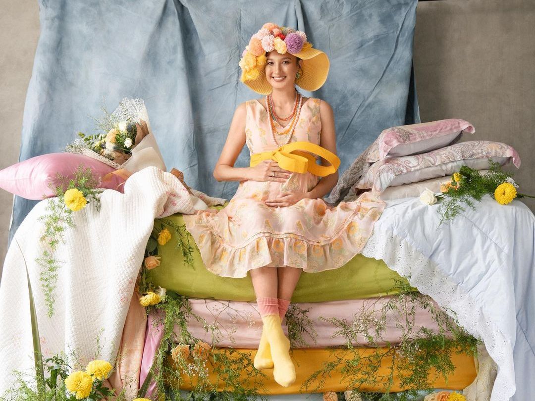 Maternity Shoot Unik Nadine Chandrawinata, Pose Cantik di Tumpukan Kasur