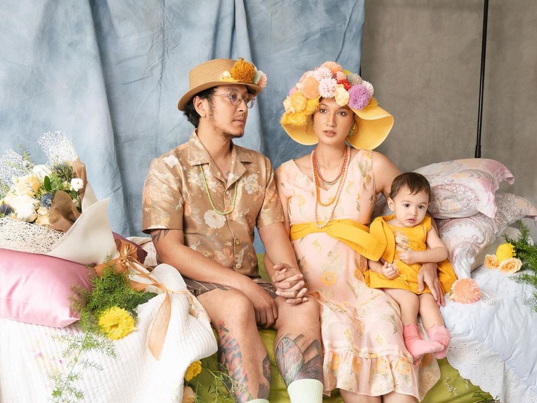 Maternity Shoot Unik Nadine Chandrawinata, Pose Cantik di Tumpukan Kasur