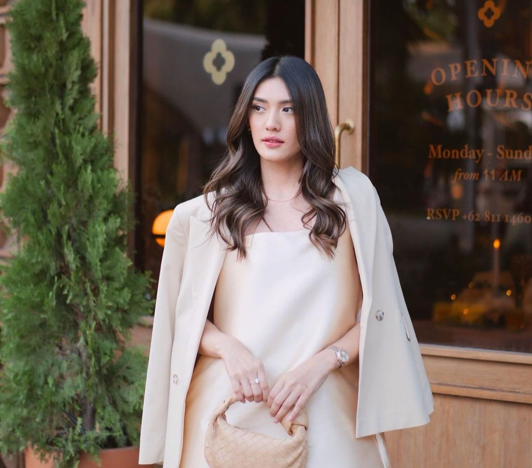 Deretan Classy Look Memikat Anissa Aziza, Intip Yuk!