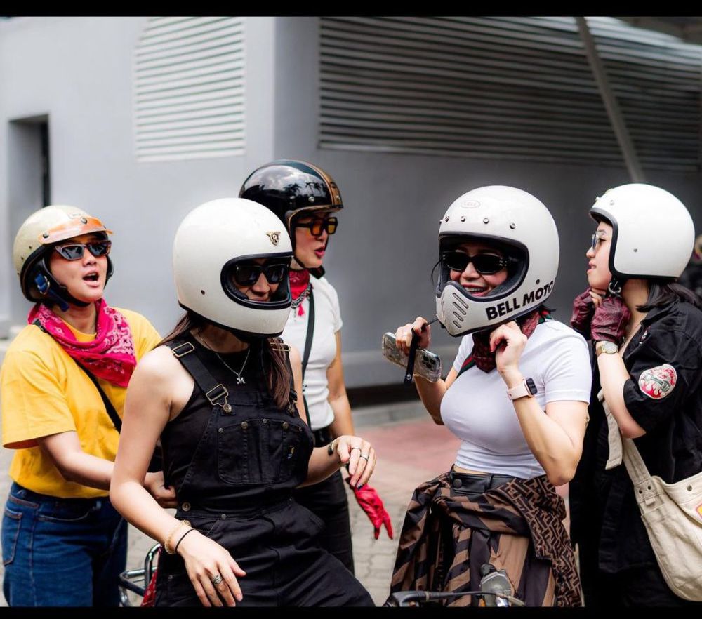 Potret Wika Salim Motoran Bareng Sahabat, Outfitnya Bikin Salfok!