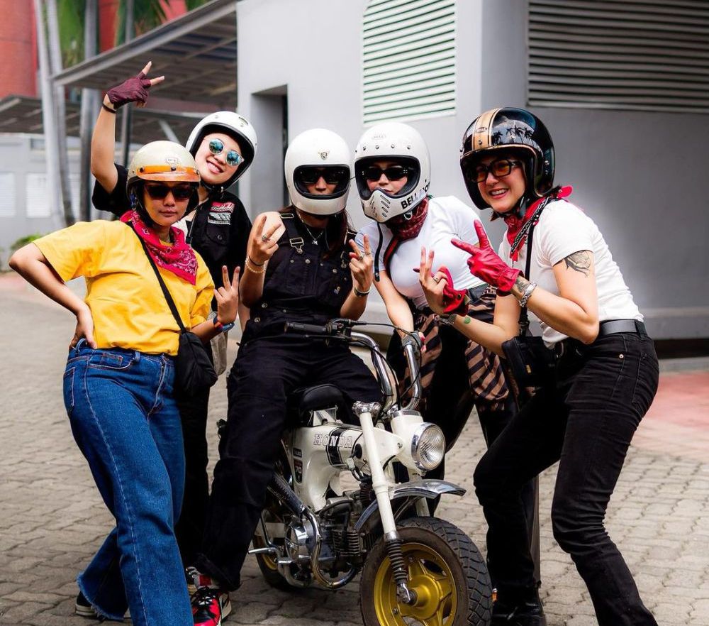 Potret Wika Salim Motoran Bareng Sahabat, Outfitnya Bikin Salfok!