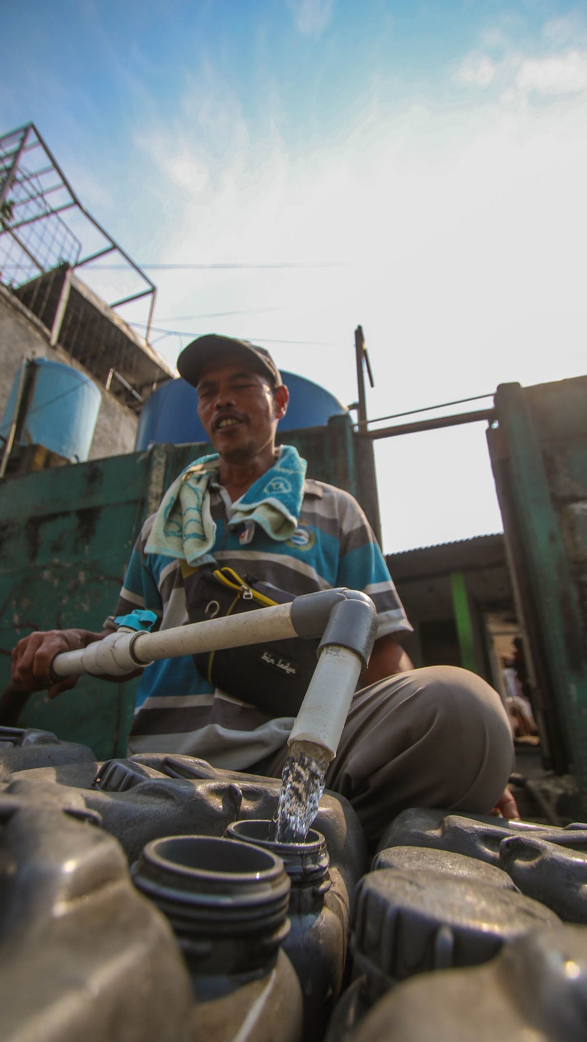 FOTO: Musim Kemarau Membawa Berkah Bagi Penjual Air Bersih Keliling di Jakarta