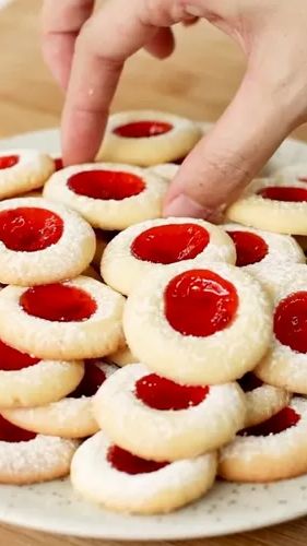 Momen Lebaran yang lalu, kue kering thumbprint menjadi favorit sebagai sajian untuk menjamu para tamu yang datang. Namun jika kini membuat thumbprint strawberry tak ada salahnya lho, bisa dijadikan bekal camilan untuk si kecil.