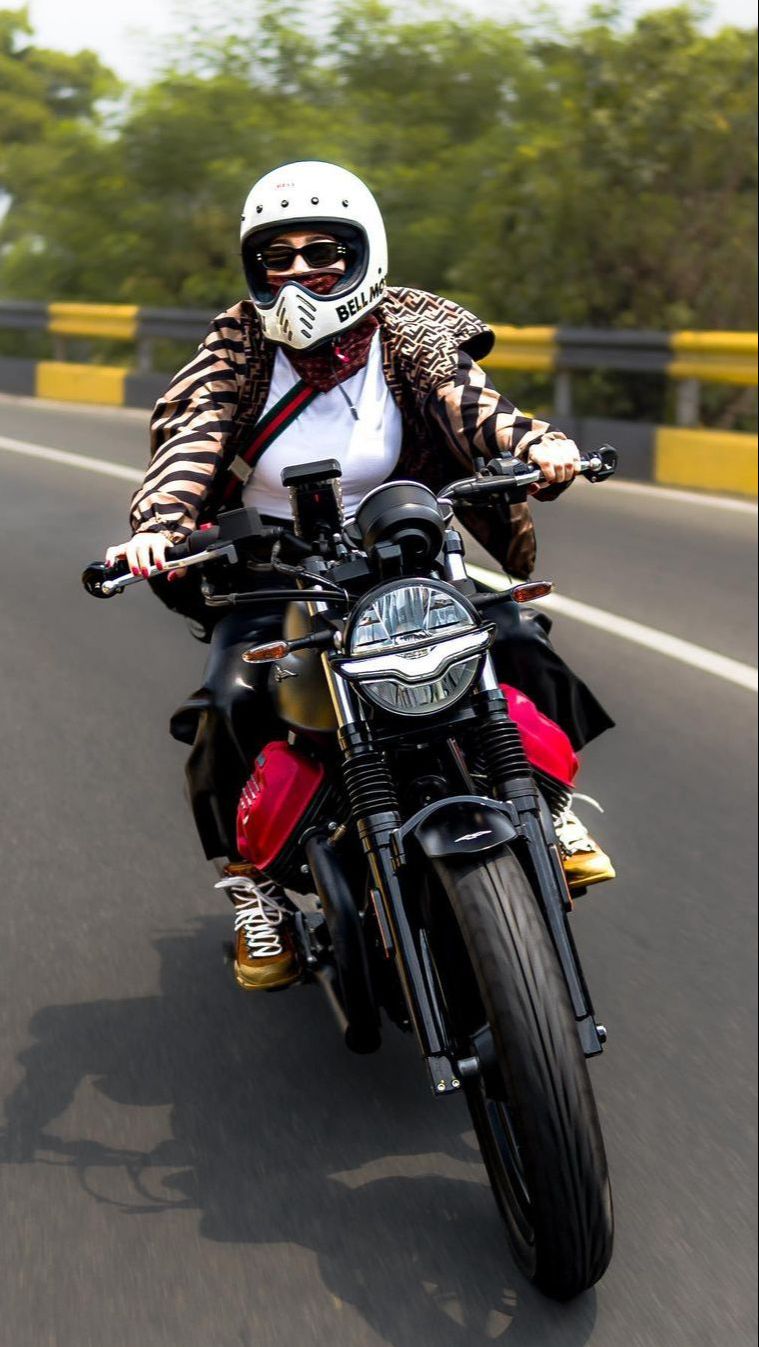 Potret Wika Salim Motoran Bareng Sahabat, Outfitnya Bikin Salfok!