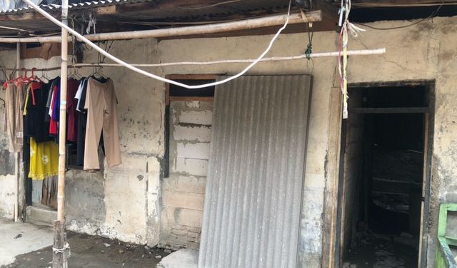 Salah satu warga, Siti (48) membeberkan bahwa warga masih berjibaku menghilangkan asap akibat kebakaran tersebut. Siti membantah pernyataan terkait klaim asap kebakaran yang sudah tidak ada.<br>