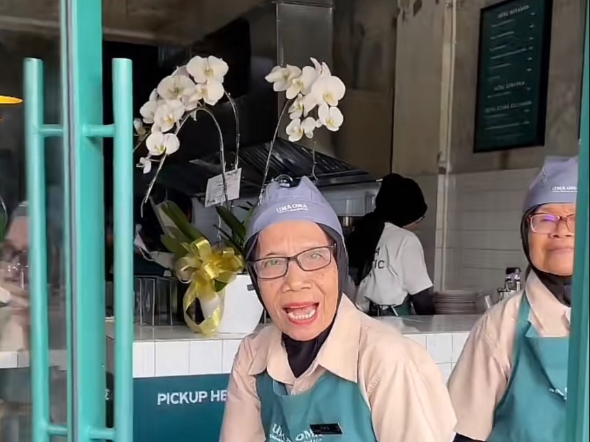 Kafe di Jakarta Ini Pekerjakan Para Lansia, Pengunjung Bak Pulang ke Rumah Nenek