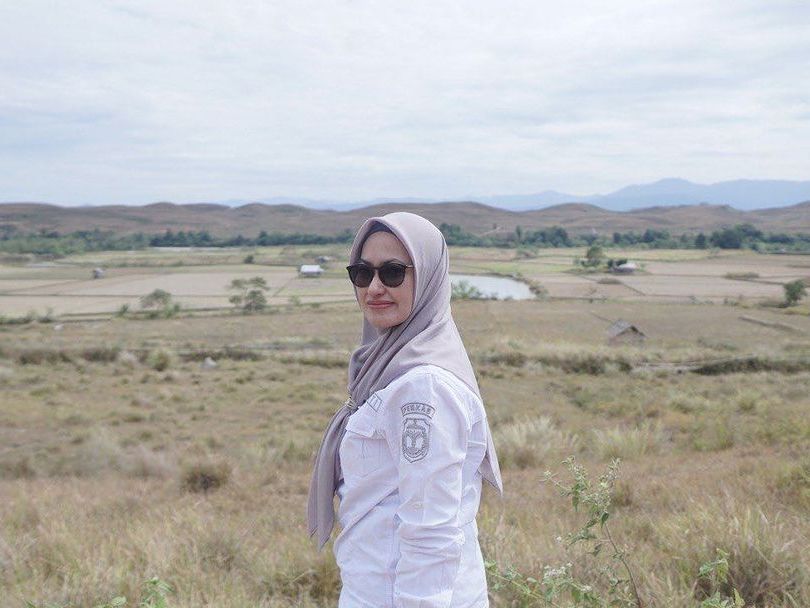 Potret Cantik Indah Putri Indriani Bupati Luwu Utara Saat Terjun ke Lapangan Pakai Kaca Mata Hitam Jadi Sorotan