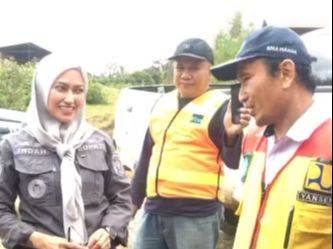 Potret Cantik Indah Putri Indriani Bupati Luwu Utara Saat Terjun ke Lapangan Pakai Kaca Mata Hitam Jadi Sorotan
