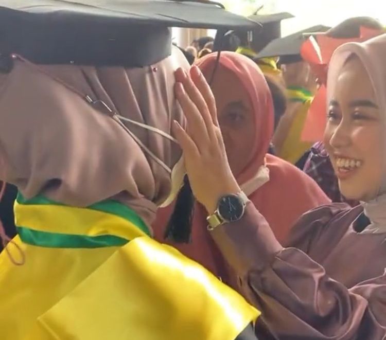 Tempuh Perjalanan 10 Jam, Momen Ayah yang Sakit Tetap Datang di Wisuda Putrinya Ini Viral